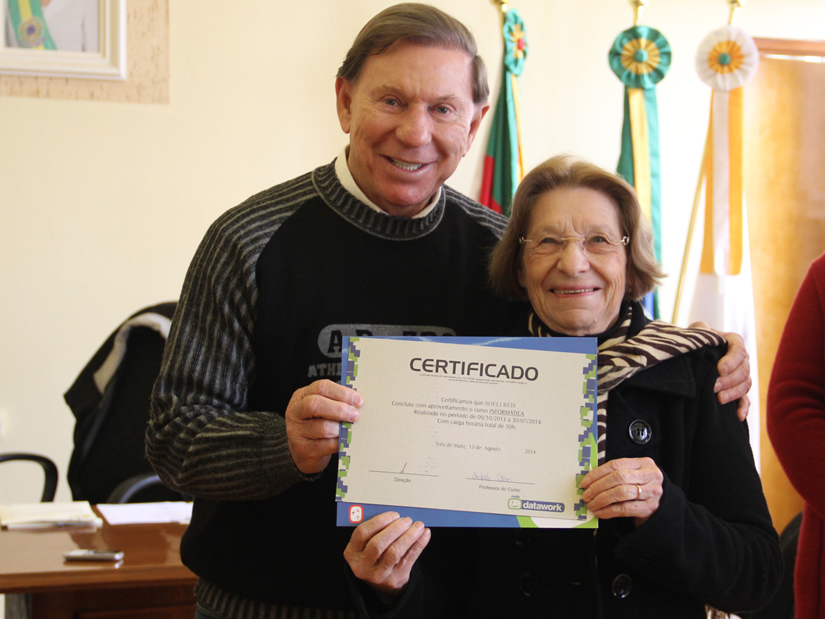 EXECUTIVO PARTICIPA DE FORMATURA DE IDOSOS